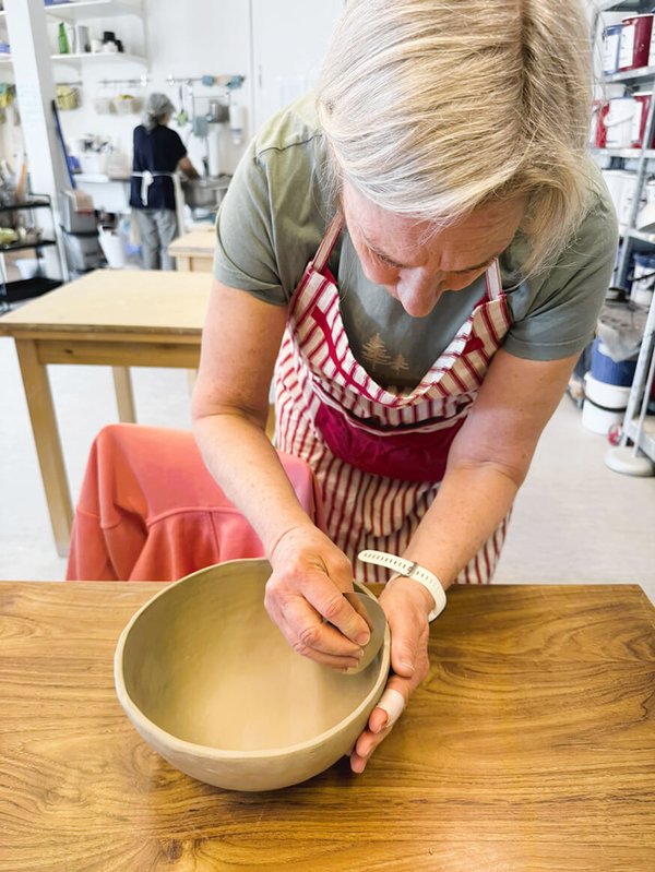 Maria-skapar-i-keramik