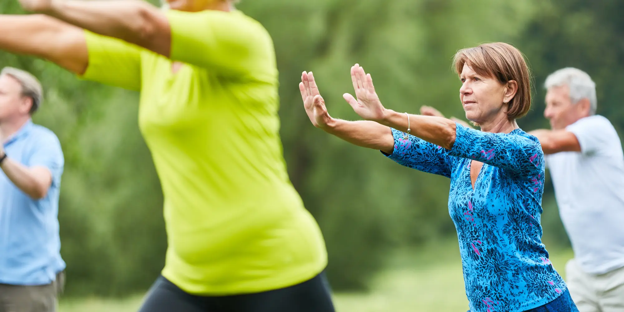 Kvinna som utövar Qi gong