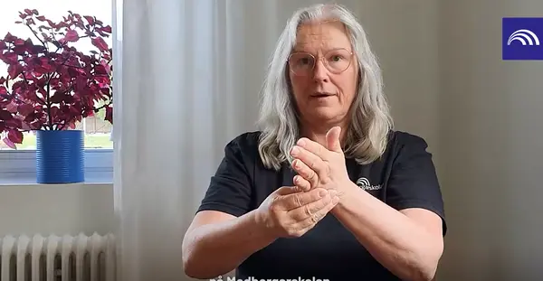 kvinna som visar teckenspråk på medborgarskolan