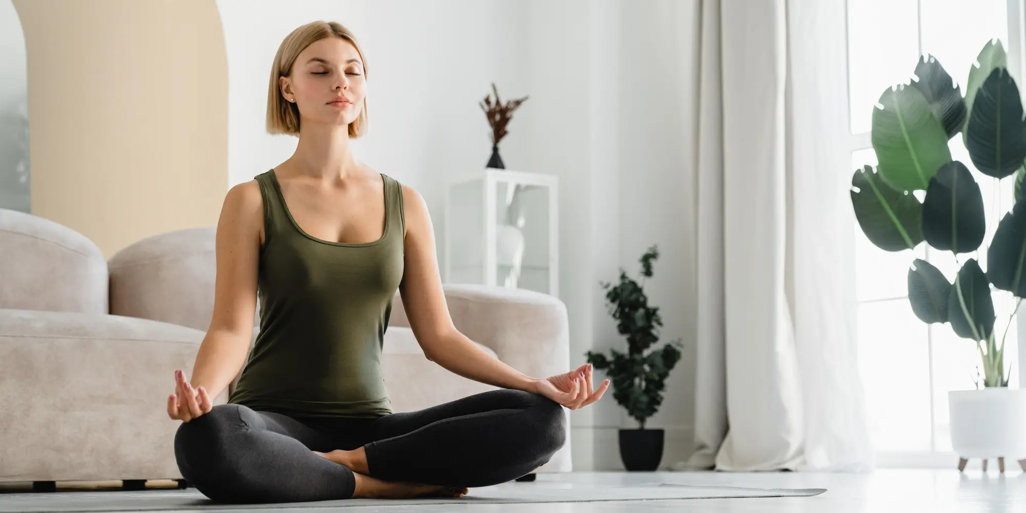 Kvinna som sitter i yogaställning och mediterar