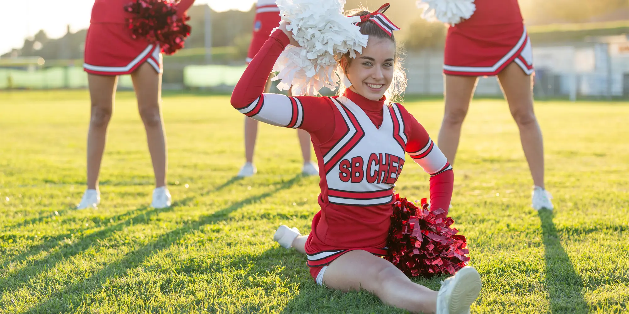 En grupp cheerleaders ute i det gröna