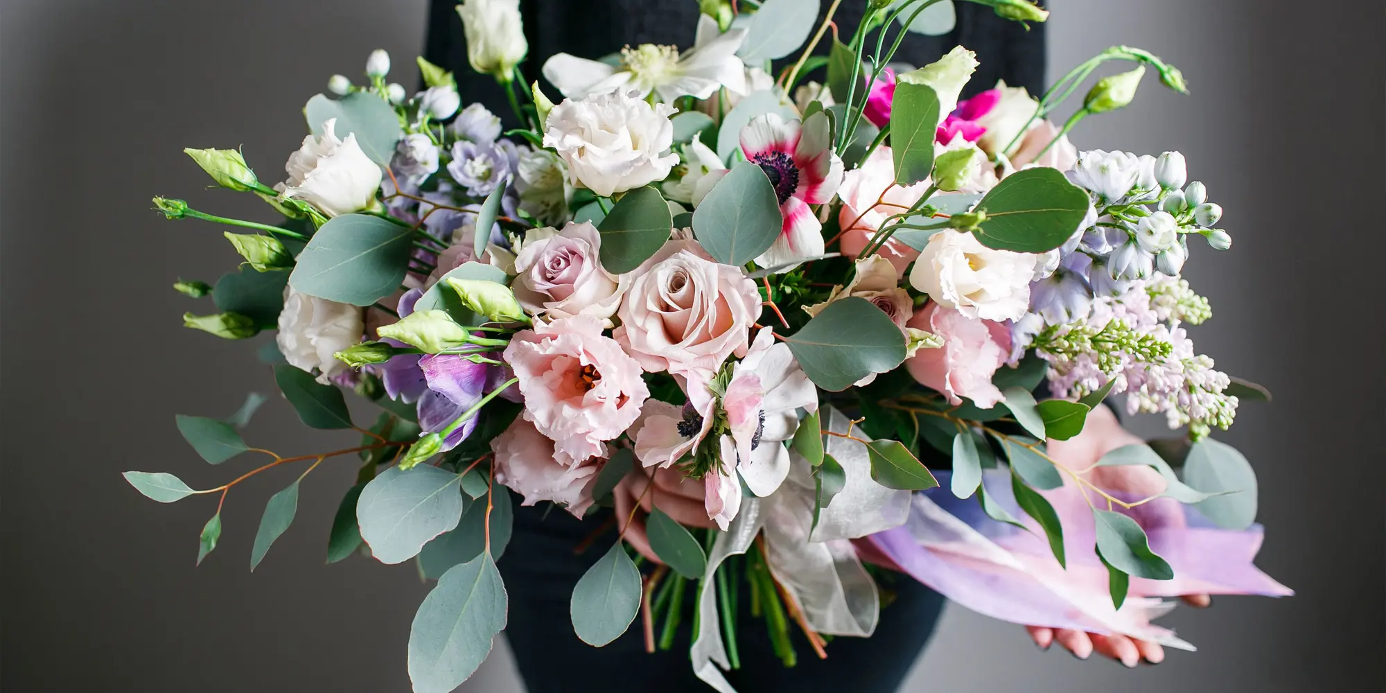 En kvinna håller i en blomsterbukett