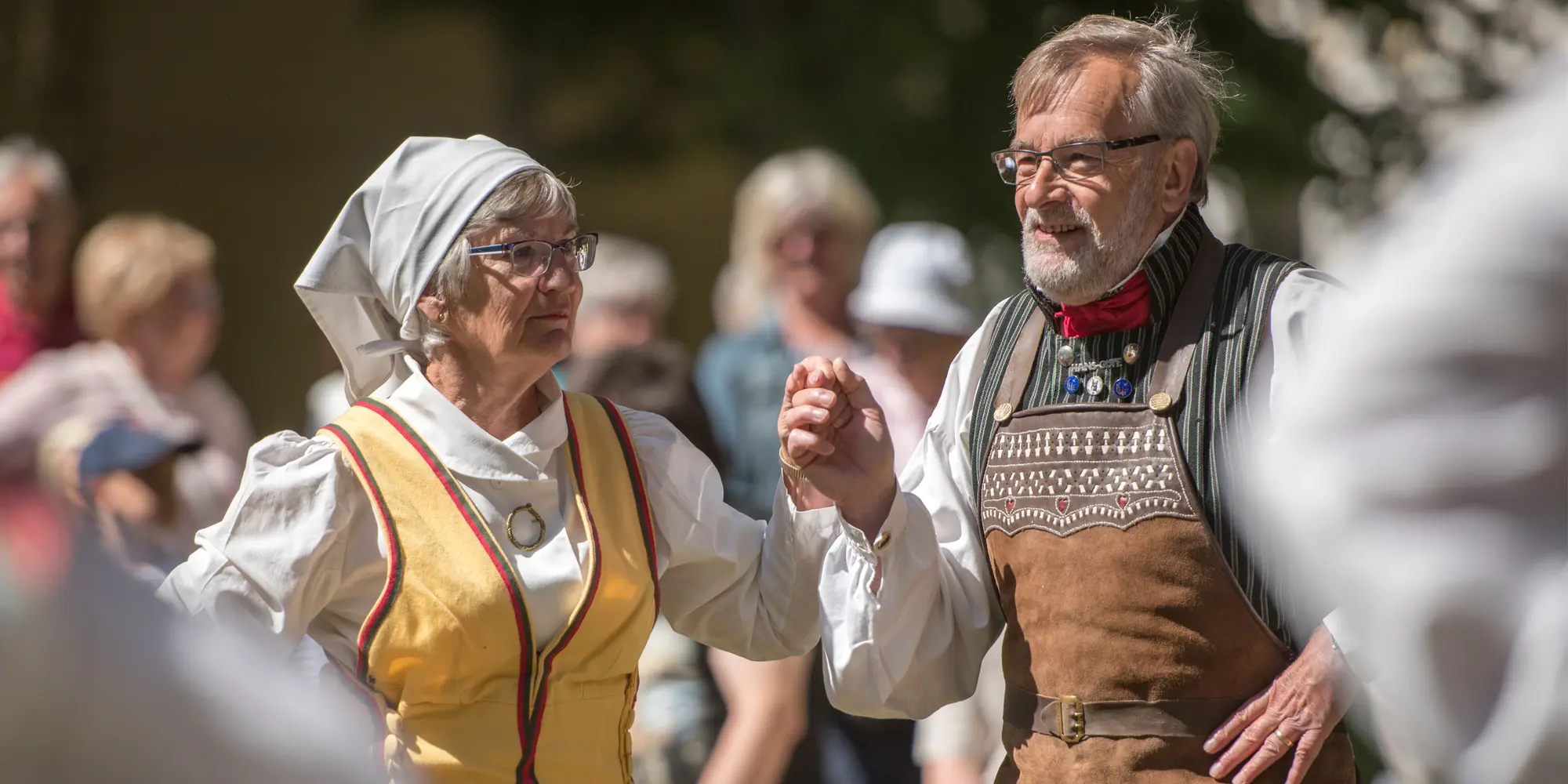 Ett dansande folkdanspar