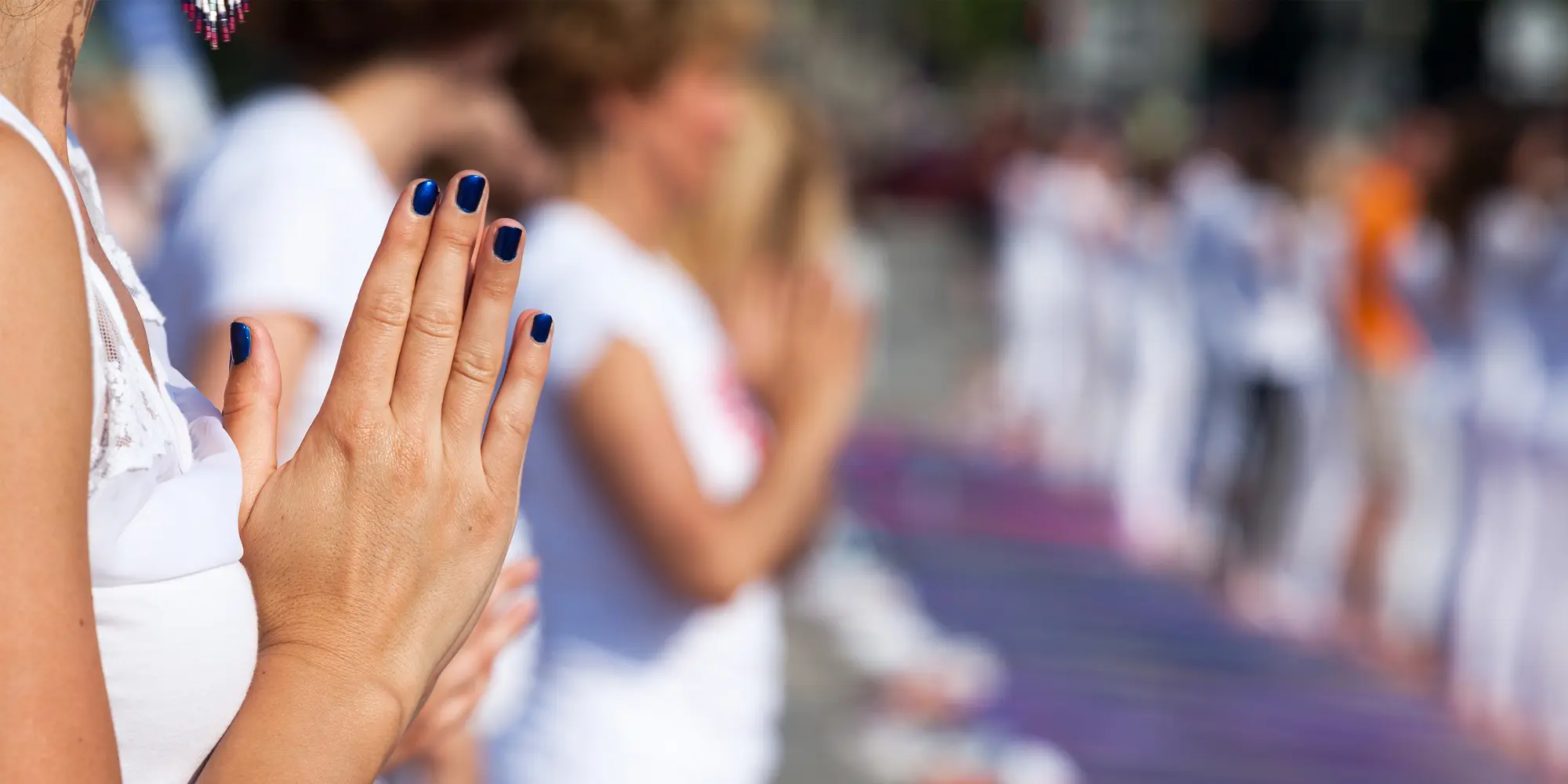 En grupp av kvinnor praktiserar yoga utomhus