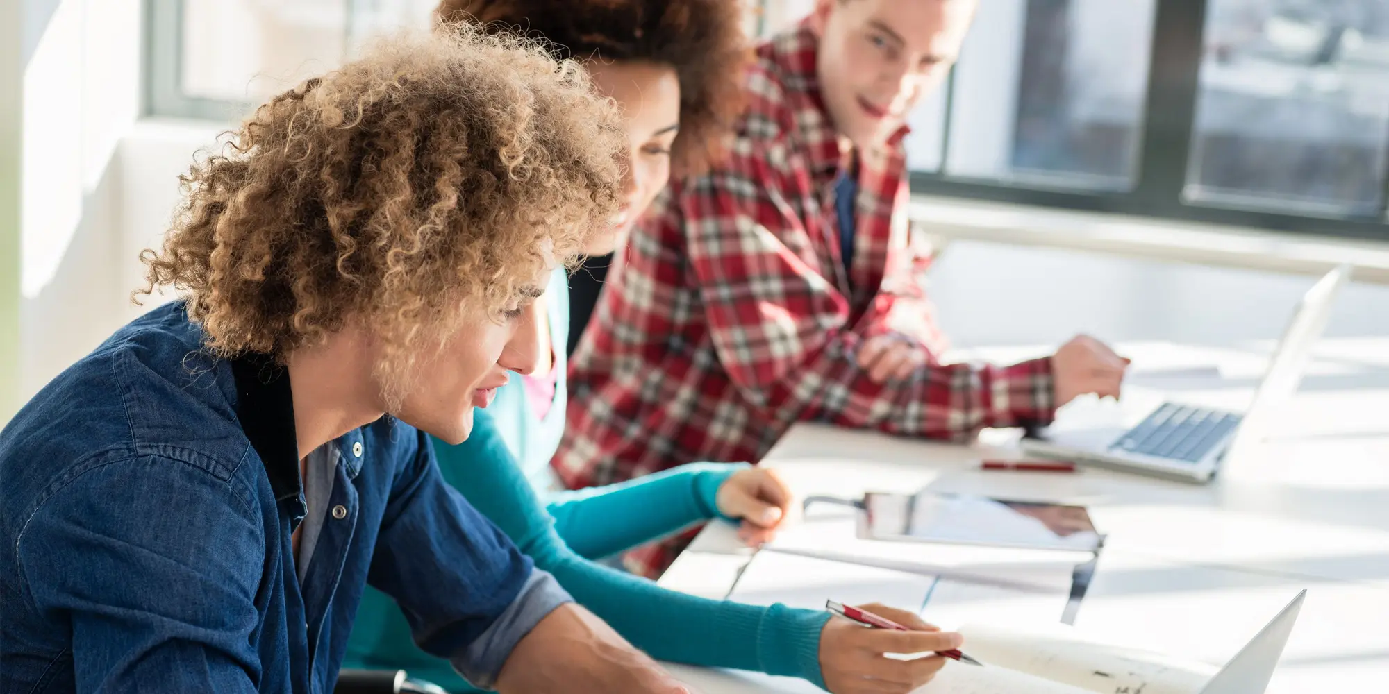 Några elever arbetar tillsammans i ett klassrum