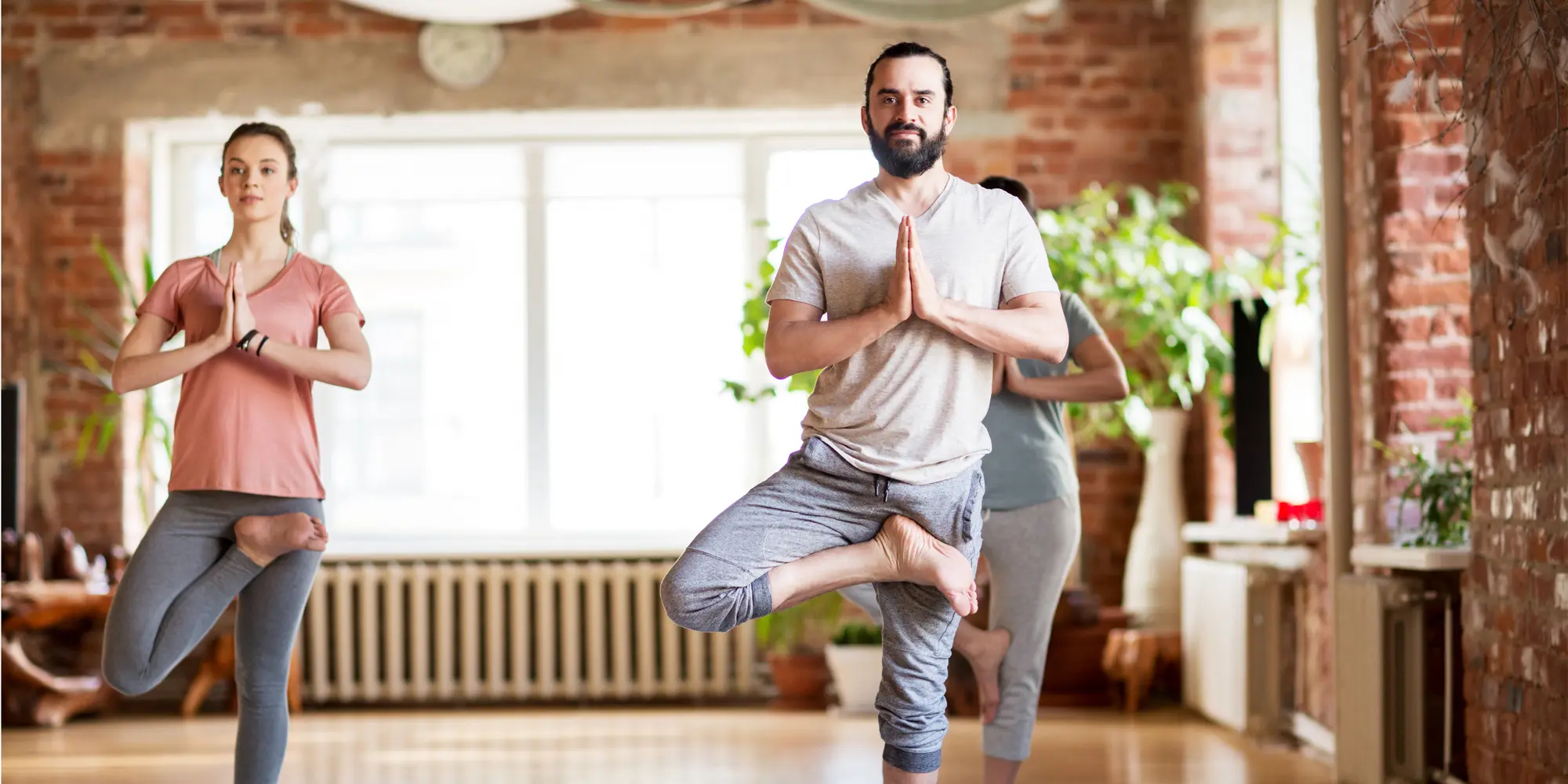 En grupp med människor står i en yogapositon