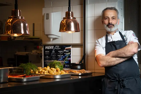 Kocken Raymond Hanna från Västervik som har matlagningskurser med hemlösa