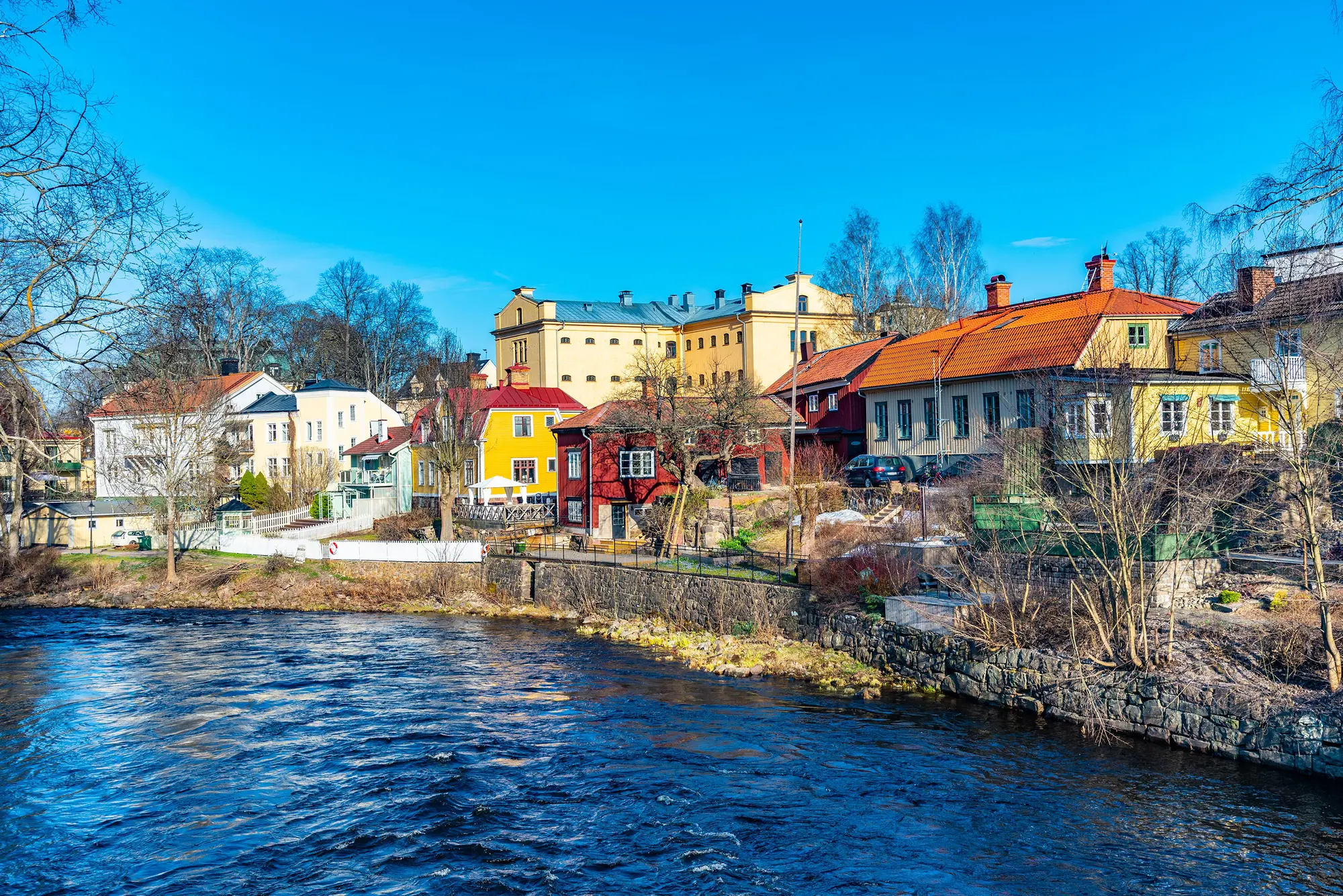 Solig vårdag i Gävle och husen vid Gavleån