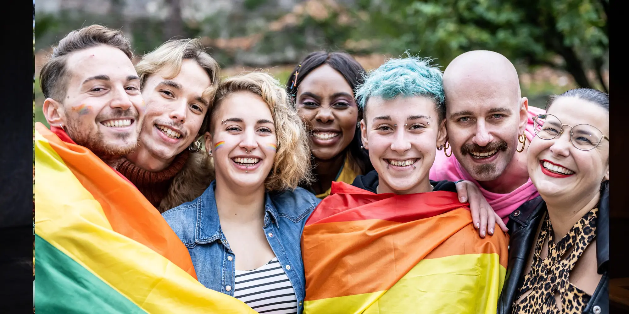 En grupp människor framför Prideflagga