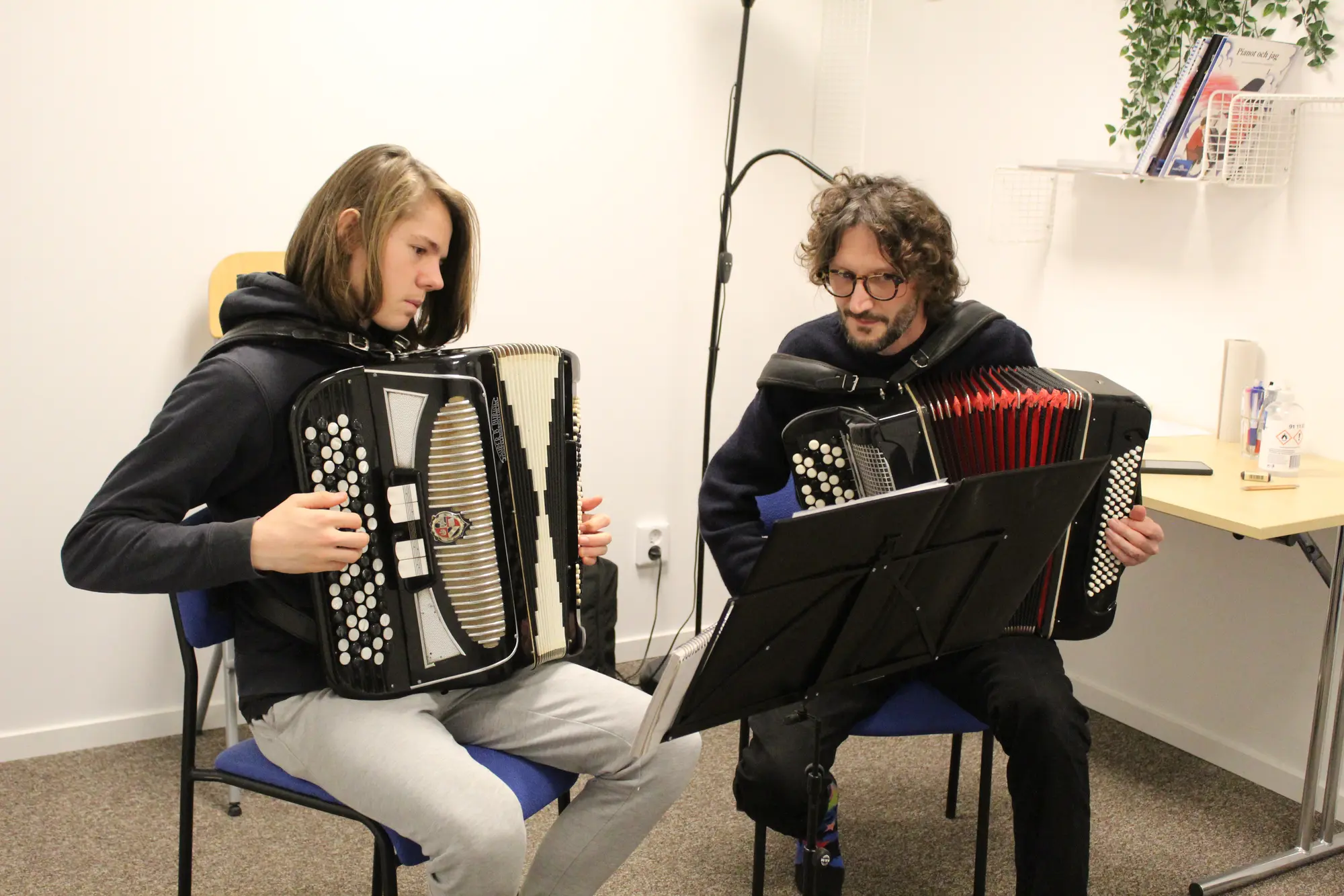 Krzysztof Zimmermann med dragspelseleven Emil James, 15 år.