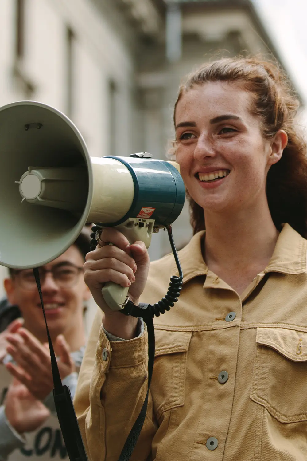 Ungdomar i en demokratisk demonstration