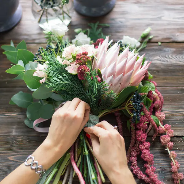 En bukett med rosatonade blommor