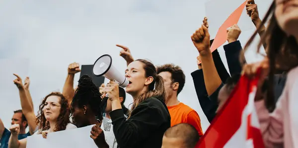 En grupp kvinnor protesterar