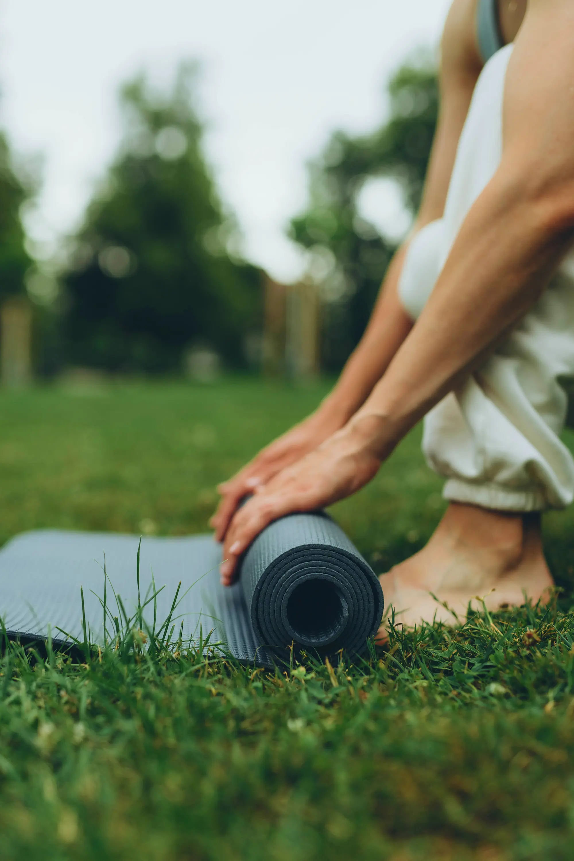 Till yogan kommer alla typer av människor, de som behöver röra på sig, de som vill ha den meditativa delen, de som är stela och kanske har ont i kroppen, men även de som ”bara” vill njuta av yogans fördelar.