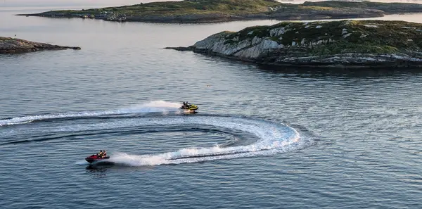 Två vattenskotrar på havet i svenska skärgården